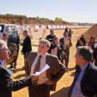 Miguel Alejo visita las obras del trazado del nuevo acceso a la AP-66 y de la vía de servicio.