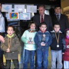 Los ganadores del concurso con representantes de La Caixa