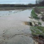 Carreteras y fincas anegadas en la zona del Órbigo. DL