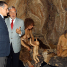 Gutiérrez visita la exposición junto a Lluis Reverter, secretario general de la Fundación la Caixa.