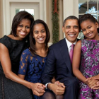 Barack y Michelle Obama y sus hijas Sasha (derecha) y Malia posan para un retrato oficial en la Sala Oval de la Casa Blanca, el pasado 11 de diciembre.