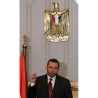 El primer ministro Hisham Qandil, ante los medios en El Cairo.