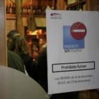 Cartel que anuncia la prohibición de fumar en un local de hostelería.