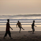 Jóvenes marroquíes jugando a fútbol en la playa de Agadir, al sur del país.