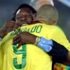 Pelé abraza a Ronaldo tras el triunfo brasileño