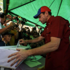 El líder opositor, Henrique Capriles, votando. MIGUEL GUTIÉRREZ