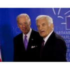 El presidente del Parlamento Europeo, Jerzy Buzek, da la bienvenida a Biden antes del discurso.
