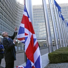 La bandera británica es izada ante las instituciones europeas con motivo de la visita de Cameron, el martes.