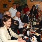 Francisco Fernández, de pie, ayer junto a ediles del PP y vecinos del Ejido