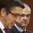 Patxi López es observado por Chaves durante su comparecencia pública.
