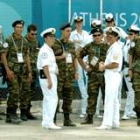 Un grupo de soldados se disponen a comenzar su trabajo en los Juegos Olímpicos de Atenas