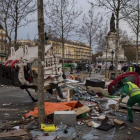 Empleados municipales limpian la plaza de la República después de que los gendarmes evacuaran a los indignados, este lunes, en París.