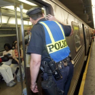 Policía inspecciona el vagón del metro de NY