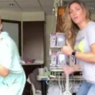 Ana-Alecia Ayala baila con una amiga mientras recibe una sesión de quimioterapia.