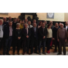 La corporación municipal de Astorga y alcaldes de la comarca, ayer, tras la celebración del Pleno extraordinario. DL