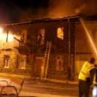 La imagen, tomada en la madrugada de ayer, muestra a los bomberos actuando en la casa