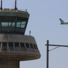 Un avión despega del aeropuerto de El Prat.