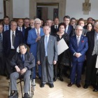 Imagen de familia de los homenajeados y miembros de la actual corporación provincial. RAMIRO