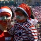 Una mujer y su hija pequeña hacen la señal de la victoria en la macromanifestación de Beirut