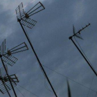 Un conjunto de antenas en el tejado de un edificio.