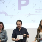 El secretario general de Podemos, Pablo Iglesias, y las diputadas moradas Ione Belarra y Sofía Castañón.
