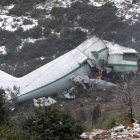 Vista general de una parte de un avión destruido, ayer,  en una zona montañosa en la provincia Oum El Bouaghi, aproximadamente a 500 kilómetros de Argel (Argelia)