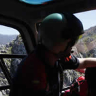 Un agente de Protección Civil vigila desde el helicóptero la labor de sus compañeros