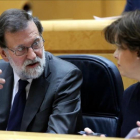 El presidente del Gobierno, Mariano Rajoy, y la vicepresidenta, Soraya Sáenz de Santamaría, este martes en la sesión de control en el Senado.