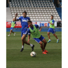 El equipo berciano realizó ayer su primer entrenamiento en el renovado césped de El Toralín.