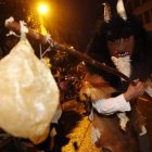 Como fantasmas, terribles personajes llegados de toda la provincia recorrieron las calles del centro de León. RAMIRO