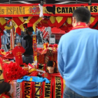Un puesto de venta de objetos de la selección española junto al Vicente Calderón.