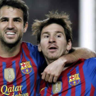 Lionel Messi, derecha, celebra con su compañero Cesc Fabregas la victoria frente al Milan.