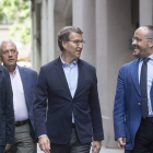 Núñez Feijóo entre Elias Bendodo y Miguel Ángel Fernández. MARTA PÉREZ