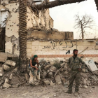 Militares del Ejército sirio enfrente de un edificio destrozado en un distrito de Deir Ezzor. Imagen del 5 de noviembre de 2015
