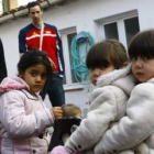 Martín Leiva y De Grado conversan con tres niñas acogidas en la Fundación Hogar de la Esperanza