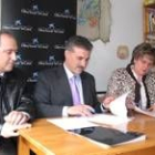 Los representantes de La Caixa y la presidenta de la asociación, durante la firma del convenio