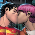 Jon Kent, hijo de Clark Kent y Lois Lane, besa a su novio, Jay Nakamura, en el nuevo cómic. DC CÓMICS