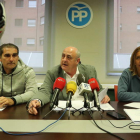 Los ediles del PP, Pedro García, Goyo Chamoro y Noelia Álvarez. RAMIRO