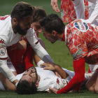 Saúl González es atendido durante el encuentro ante el Guijuelo de su lesión de fractura de costilla con Adrián Mancebo mimando a su compañero en el campo. JESÚS F. SALVADORES