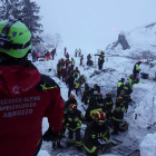 Los equipos de rescate trabajan en el hotel sepultado. EFE