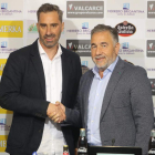 Bolo empieza a trabajar en la Deportiva tras su presentación en la jornada de ayer por parte del presidente José Silvano. L. DE LA MATA