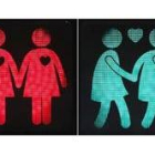 Figuras de parejas homosexuales en un semáforo de Viena.