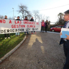 El gerente regional de Sacyl, Rafael López, recibido con una pancarta contra las unidades de gestión.