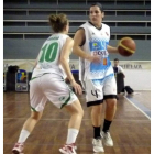 Irene Salgado, derecha, bota el balón ante una jugadora rival.