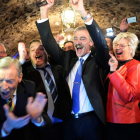 Miembros de la formación AfD celebran los resultados de los comicios de ayer. ROLAND HOLSCHNEIDER