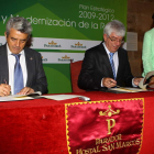 Martínez, Hermida y Humildad Rodríguez firman un convenio  de Paradores y la Universidad.