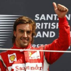 Fernando Alonso celebra su victoria en Inglaterra.