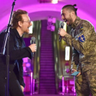 El cantante irlandés Bono, líder de la banda U2, brindó un concierto espontáneo desde una estación del metro de Kiev, como aportación personal a la paz y coincidiendo con el llamado Día de la Victoria sobre la Alemania nazi y el fin de la II Guerra Mundial en Europa.