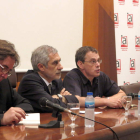 Gaspar Llamazares (en el centro) participa en la presentación de Izquierda Abierta.