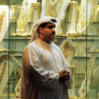 Un emiratí pasa por delante de una joyería en Dubái.